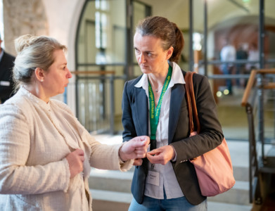 Pausengespräche in der Industrieausstellung.