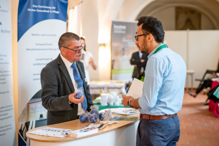 Pausengespräche in der Industrieausstellung.