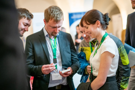 Pausengespräche in der Industrieausstellung.