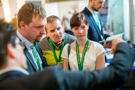 Pausengespräche in der Industrieausstellung.