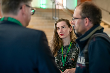 Pausengespräche in der Industrieausstellung.
