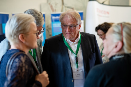 Pausengespräche in der Industrieausstellung.