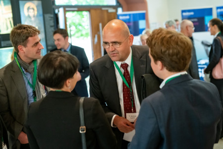 Pausengespräche in der Industrieausstellung.