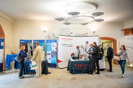 Pausengespräche in der Industrieausstellung.