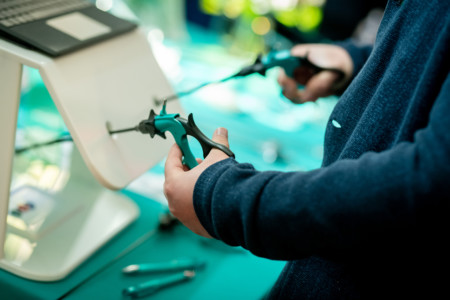 Pausengespräche in der Industrieausstellung.