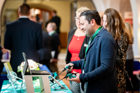 Pausengespräche in der Industrieausstellung.