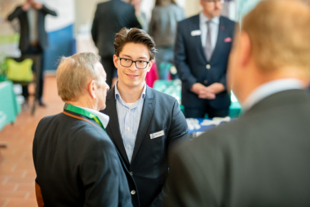 Pausengespräche in der Industrieausstellung.