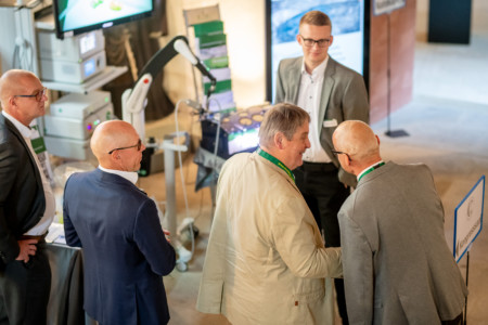 Pausengespräche in der Industrieausstellung.