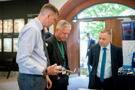 Pausengespräche in der Industrieausstellung.