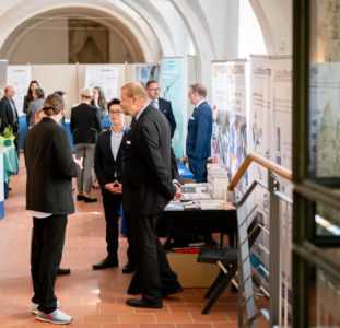 Pausengespräche in der Industrieausstellung.
