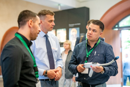Pausengespräche in der Industrieausstellung.