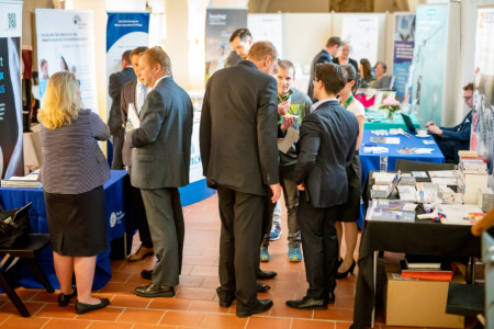Pausengespräche in der Industrieausstellung.
